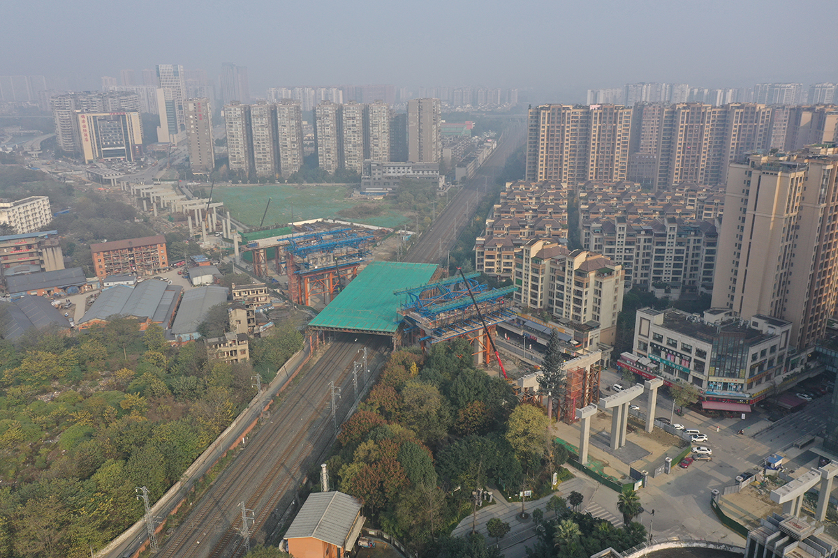 实景照片_跨铁路节点连续梁挂篮施工1.JPG