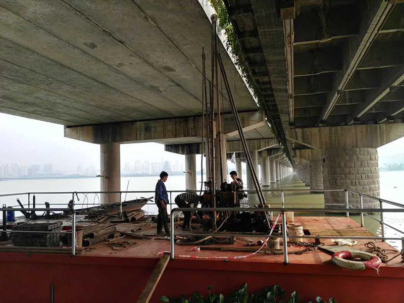 遂宁通善大桥：新建的涪江通善大桥是将老通善大桥拆除后在原桥位修建新桥，同时在西岸滨江路建全长约600m下穿隧道1座。新建桥长1016.0米，桥宽28.0米，属特大桥.JPG